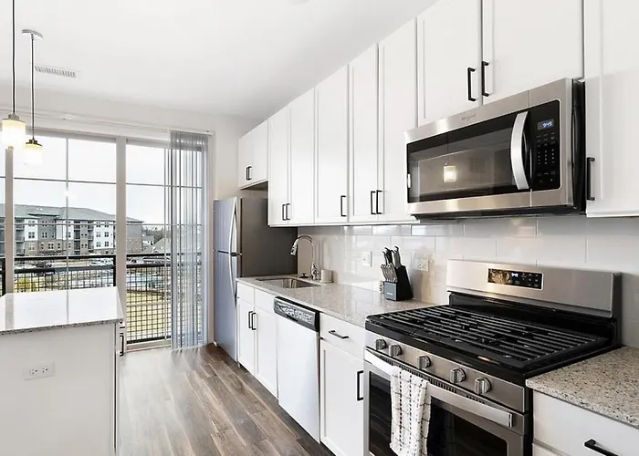 Landing - Modern With Amazing Amenities Lombard
