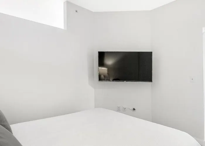 Landing - Modern With Amazing Amenities * Lombard